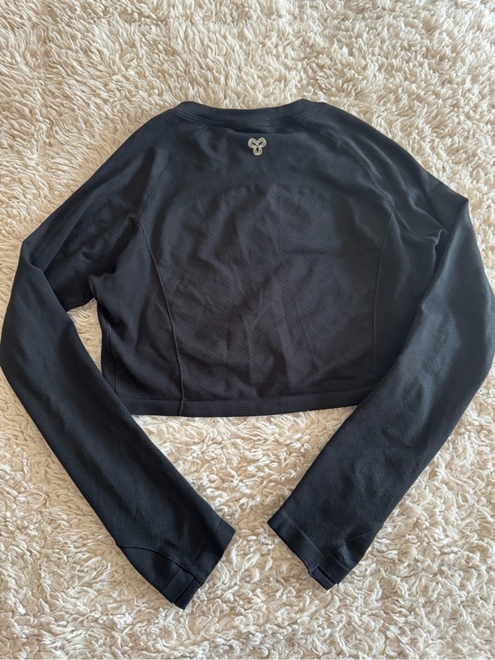 Aritzia Tops - Aritzia long sleeve crop (swiftly material)